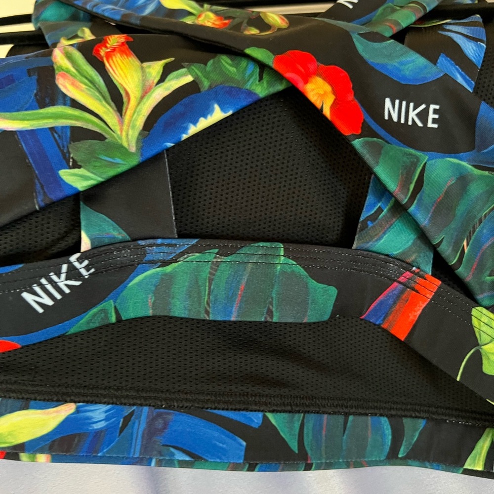 Nike sports bra waiting for a new home to small for me - Picture 4 of 6